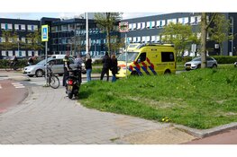 Fietser gewond naar ziekenhuis na aanrijding op beruchte rotonde