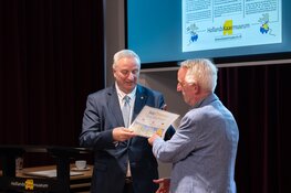 Eerste editie Kaaskrant uitgereikt aan wethouder Jan Hoekzema