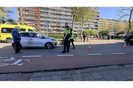 Vrouw gewond na aanrijding op Muiderwaard