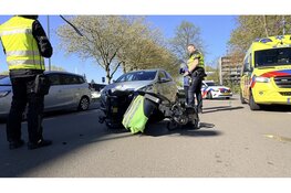 Vrouw gewond na aanrijding op Muiderwaard