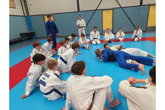 Judo-kampioen Inno Loeber geeft gastles aan judoka’s uit Alkmaar en Castricum