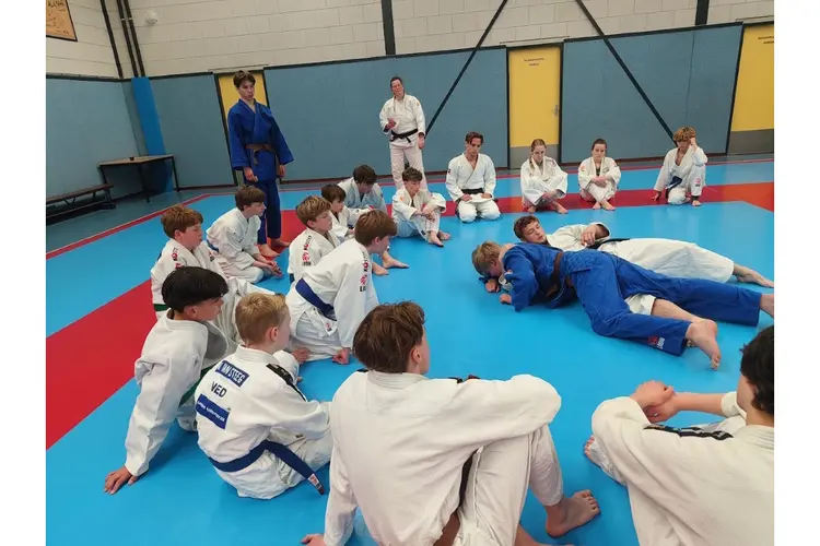 Judo-kampioen Inno Loeber geeft gastles aan judoka’s uit Alkmaar en Castricum