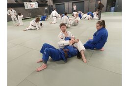Judo-kampioen Inno Loeber geeft gastles aan judoka’s uit Alkmaar en Castricum