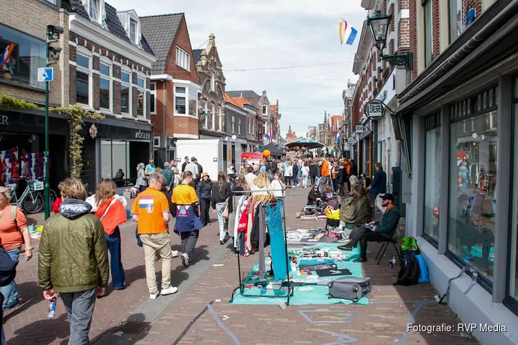 Alkmaar kleurt oranje tijdens feestelijke Koningsdag