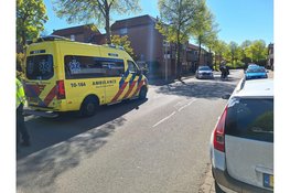 Fietsster licht gewond na aanrijding met bestelbus
