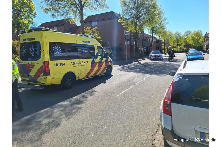 Fietsster licht gewond na aanrijding met bestelbus