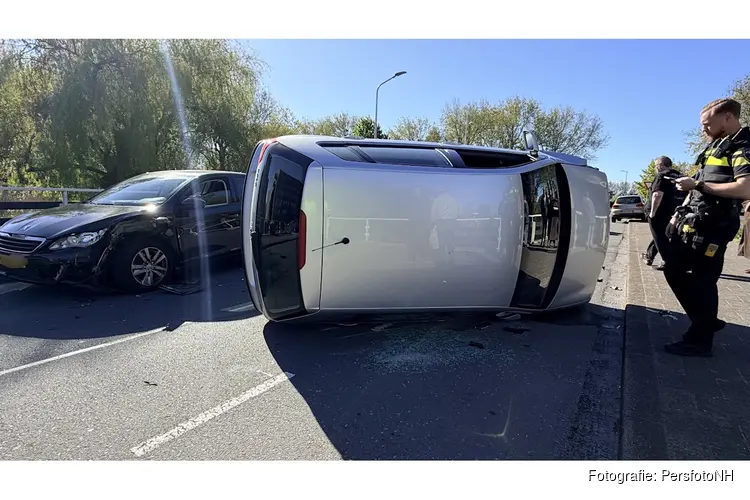 Auto belandt op z’n kant na ongeval op Picassolaan in Alkmaar