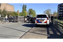 Auto belandt op z’n kant na ongeval op Picassolaan in Alkmaar