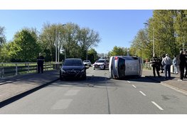 Auto belandt op z’n kant na ongeval op Picassolaan in Alkmaar