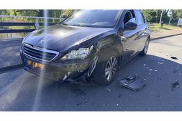 Auto belandt op z’n kant na ongeval op Picassolaan in Alkmaar