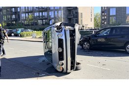 Auto belandt op z’n kant na ongeval op Picassolaan in Alkmaar