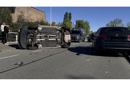 Auto belandt op z’n kant na ongeval op Picassolaan in Alkmaar