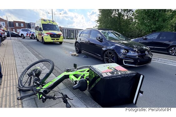 Maaltijdbezorger gewond na harde aanrijding op Zeswielen in Alkmaar