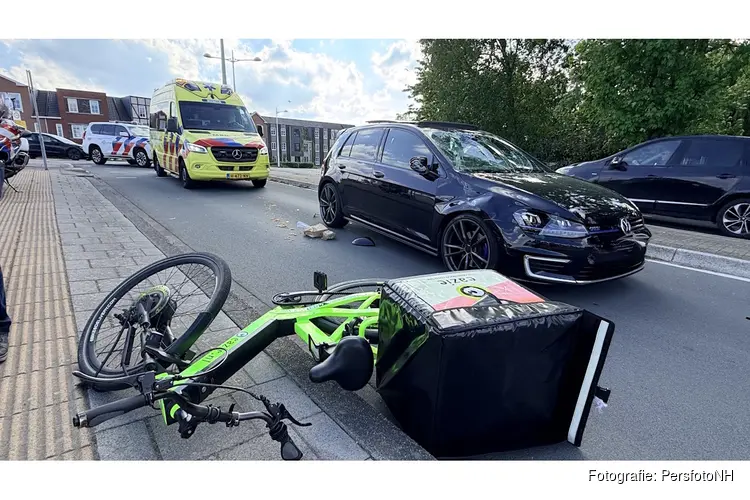 Maaltijdbezorger gewond na harde aanrijding op Zeswielen in Alkmaar