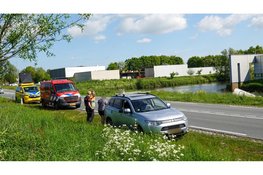 Auto verliest caravan op N242 en belandt in het water