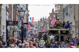 Honderd militaire voertuigen trekken door Alkmaar: bevrijding van 1945 vandaag herbeleefd