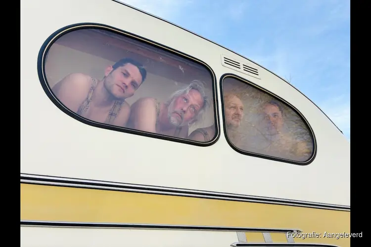 Karavaan festival brengt uitbundig muziektheater van bot midden op het plein van de paardenmarkt