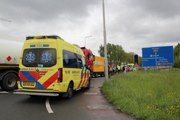 Flinke schade na ongeval tussen meerdere voertuigen op N242 bij Heerhugowaard