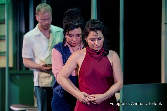 Bejubelde voorstelling ‘Nachtschade’ van Het Nationale Theater in De Vest met Theo d’Or-winnaar Mariana Aparicio in de hoofdrol