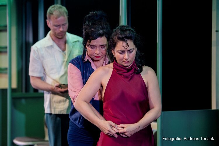 Bejubelde voorstelling ‘Nachtschade’ van Het Nationale Theater in De Vest met Theo d’Or-winnaar Mariana Aparicio in de hoofdrol
