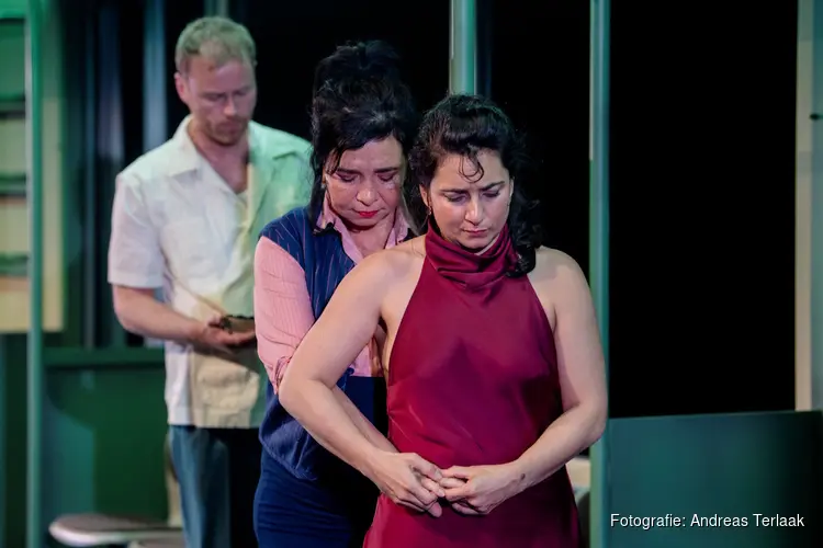 Bejubelde voorstelling ‘Nachtschade’ van Het Nationale Theater in De Vest met Theo d’Or-winnaar Mariana Aparicio in de hoofdrol