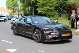 Gewonde na aanrijding tussen twee personenauto's in Alkmaar