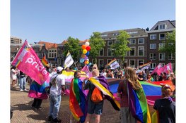 Regenboogkleuren voeren de boventoon bij zonovergoten Pride Walk