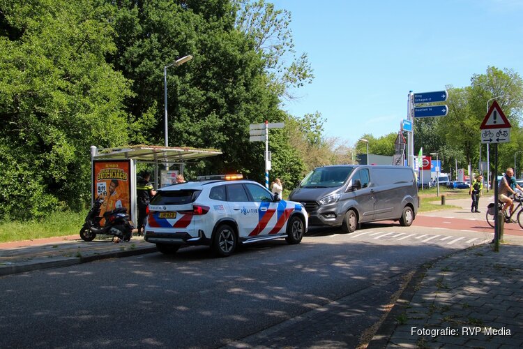 Scooter en bestelbus botsen in Alkmaar