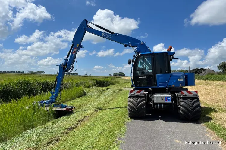 Maaien van dijken en sloten van start
