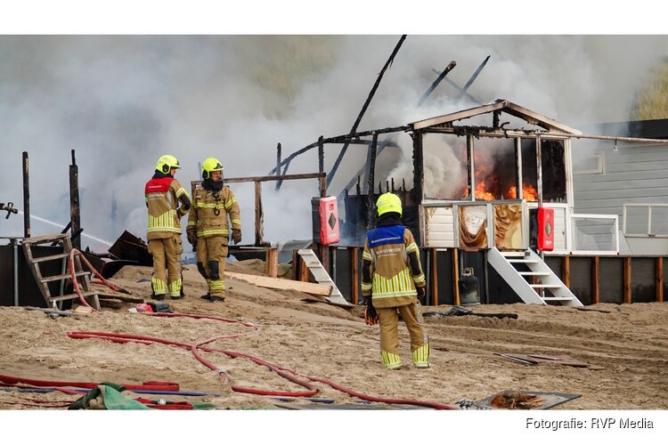 Uitslaande brand met veel rookontwikkeling op strand Egmond aan Zee