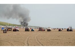 Uitslaande brand met veel rookontwikkeling op strand Egmond aan Zee
