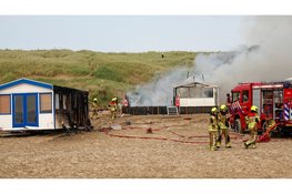 Uitslaande brand met veel rookontwikkeling op strand Egmond aan Zee
