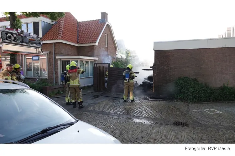 Schutting vat vlam bij woning in Alkmaar