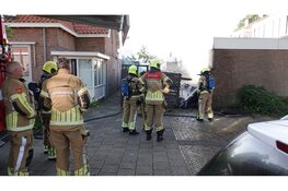 Schutting vat vlam bij woning in Alkmaar
