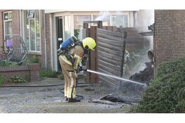 Schutting vat vlam bij woning in Alkmaar