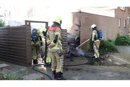 Schutting vat vlam bij woning in Alkmaar
