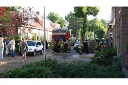 Schutting vat vlam bij woning in Alkmaar