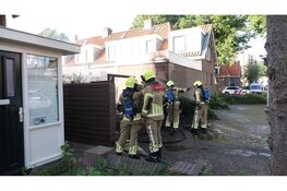 Schutting vat vlam bij woning in Alkmaar