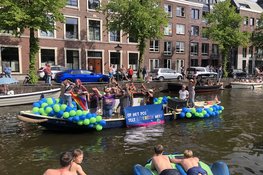 Grachtenparade kleurrijk hoogtepunt van Alkmaar Pride 2026