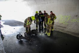 Scooter volledig uitgebrand in tunneltje in Alkmaar