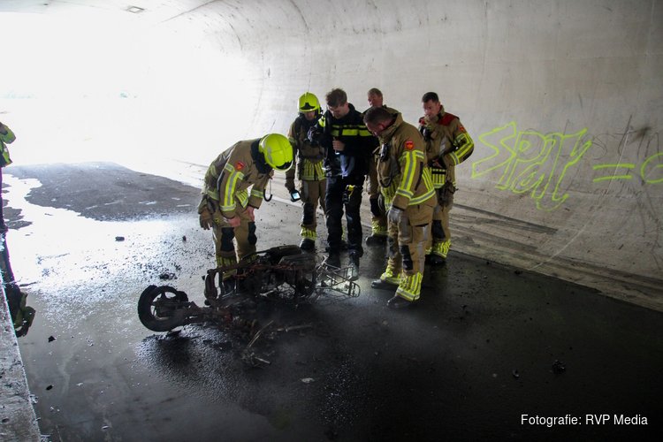 Scooter volledig uitgebrand in tunneltje in Alkmaar