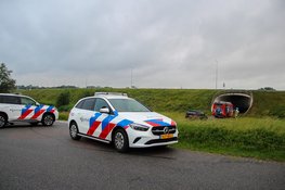 Scooter volledig uitgebrand in tunneltje in Alkmaar