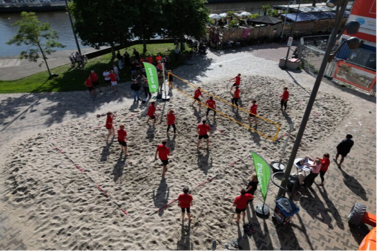 Kop-zorg 6e Beachvolleybaltoernooi op het Ringersplein: een week vol sport, ontmoeting en verbinding