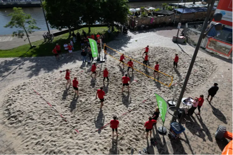 Kop-zorg 6e Beachvolleybaltoernooi op het Ringersplein: een week vol sport, ontmoeting en verbinding