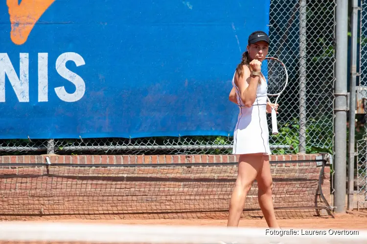 Internationale tennistalenten strijken neer in Alkmaar: voormalig winnaar De Jong en titelverdedigster Nijkamp voeren deelnemersveld aan