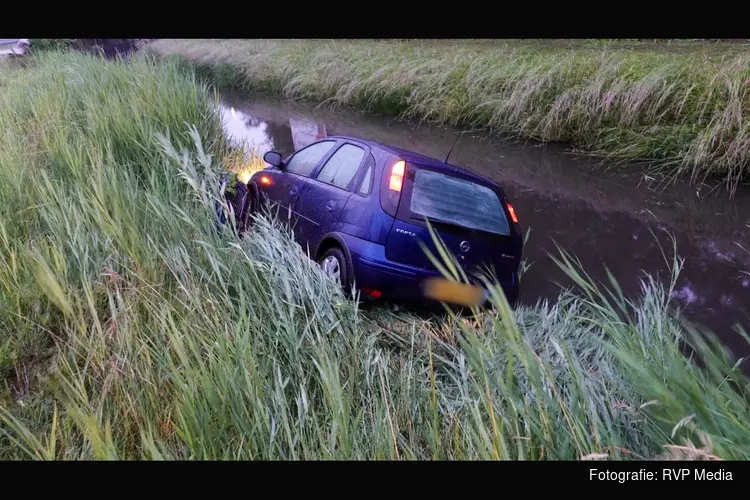 Auto te water bij oprit N508