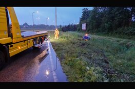 Auto te water bij oprit N508