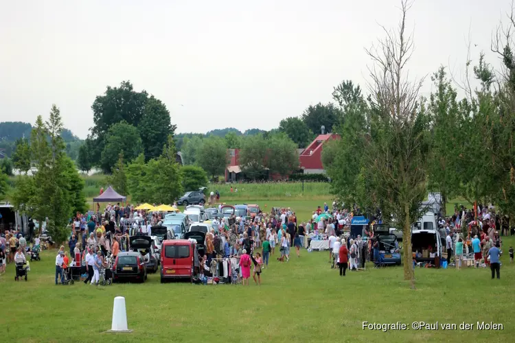 Zomerse gezelligheid op de Kofferbakmarkt in Heerhugowaard