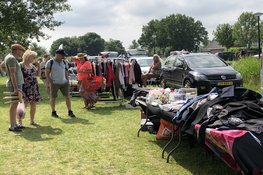 Van zolderopruiming tot verzamelobject op de kofferbakmarkt Strand van Luna
