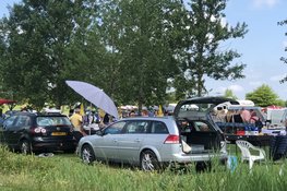 Van zolderopruiming tot verzamelobject op de kofferbakmarkt Strand van Luna